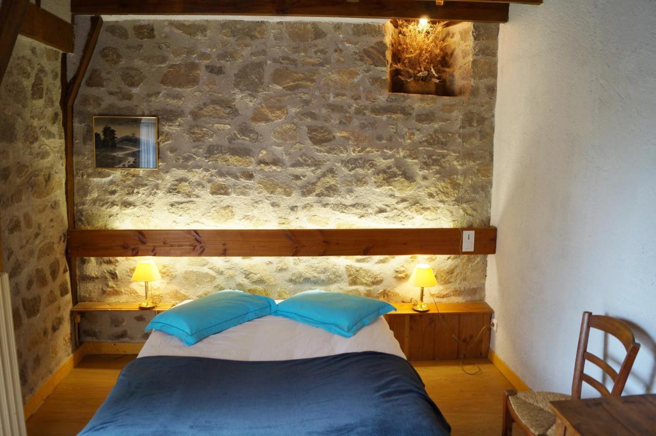 Gîte de 2 à 18 personnes Saint-Exupéry-les-Roches Extérieur photo